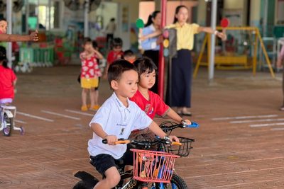 HOẠT ĐỘNG: BÉ THAM GIA GIAO THÔNG TẠI NGÃ TƯ ĐƯỜNG PHỐ TRÊN SÂN TRƯỜNG