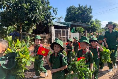 Hoạt động trải nghiệm “Một ngày làm chú bộ đội của bé”