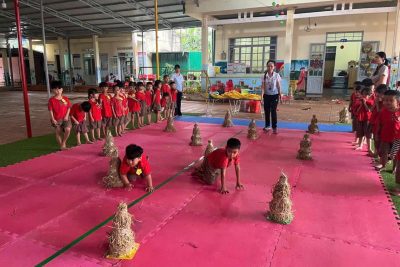 Hoạt động: GDTC: Bò dích dắc qua 7 điểm