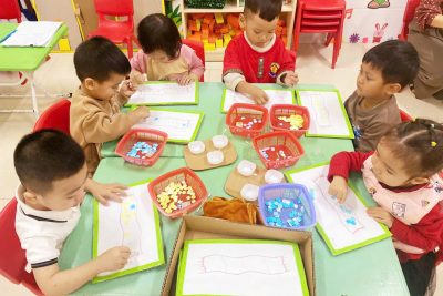 Hoạt động Tạo hình: Khăn quàng